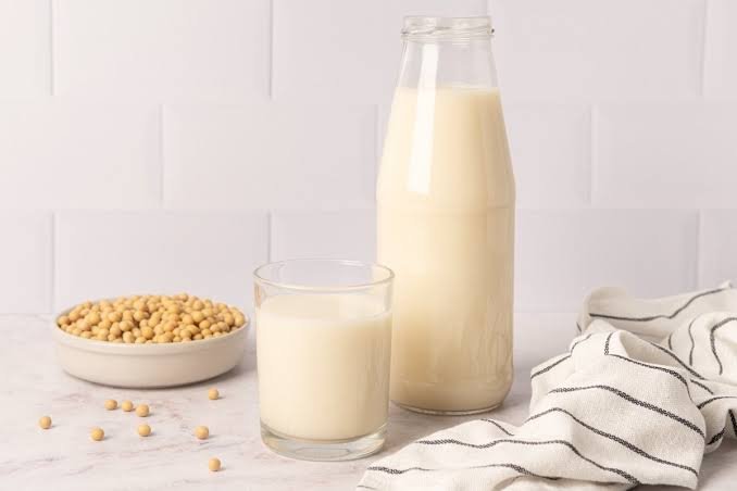 Vaso de leche de soja rica en isoflavonas, alternativa vegetal popular para mujeres durante la menopausia.