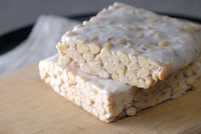 Tempeh elaborado con soja fermentada, fuente natural de isoflavonas utilizada en la alimentación durante la menopausia.