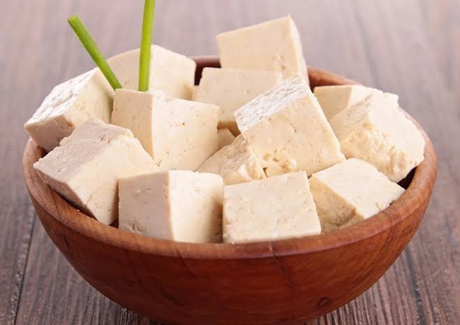 Tofu rico en isoflavonas de soja, alimento recomendado durante la menopausia para complementar una alimentación saludable y equilibrada.